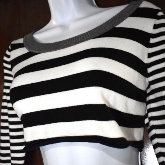Striped Cropped Long Sleeve Sweater Size Small Soft Comfy - Picture 10 of 10